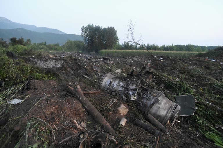 Los restos de un avión de carga Antonov se ven en la aldea de Palaiochori, en el norte de Grecia