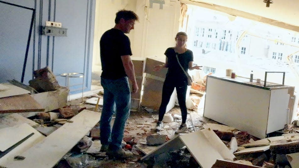 In "Superpower," Sean Penn speaks with a Ukrainian woman whose apartment was destroyed when Russians shelled her city.