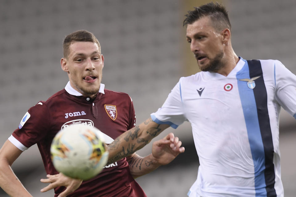 Andrea Belotti del Torino y Francesco Acerbi (derecha) de la Lazio pugnan por balón en el partido de la Serie Italia en Turín, el martes 30 de junio de 2020. (Fabio Ferrari/LaPresse vía AP)