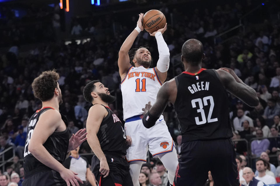 New York Knicks guard Jalen Brunson (11) goes to the basket against Houston Rockets forward Jeff Green (32) center Alperen Sengun (28) and guard Fred VanVleet (5) in the first half of an NBA basketball game, Wednesday, Jan. 17, 2024, at Madison Square Garden in New York. (AP Photo/Mary Altaffer)