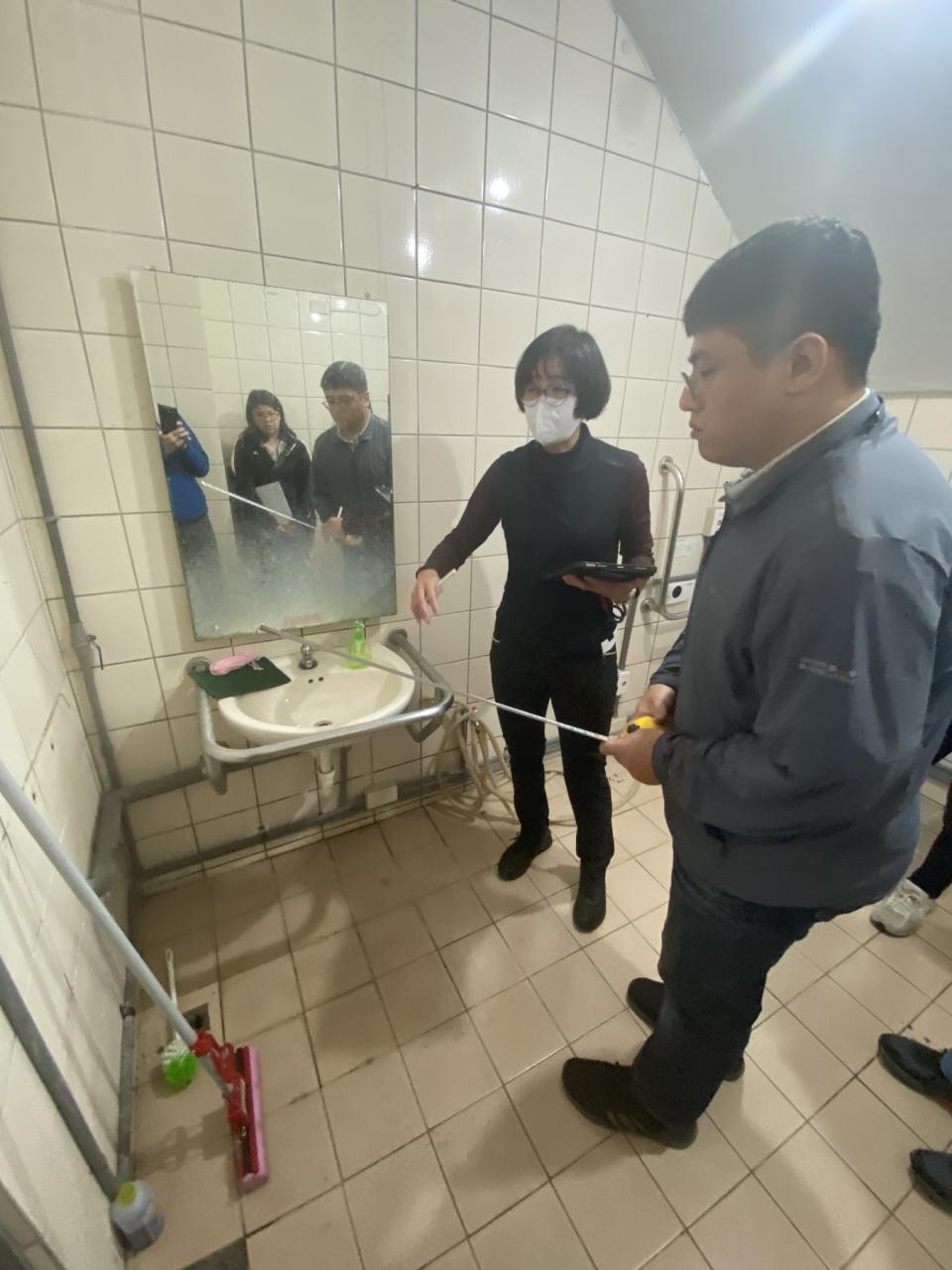 校園無障礙設施模擬盤點-檢視無障礙廁所 (教育部提供)