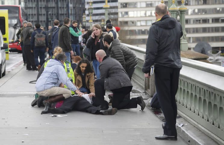 Varios peatones atienen a una de las personas atropelladas por el coche (Reuters)