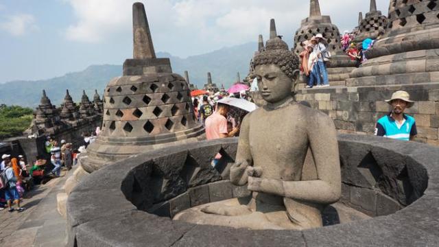 Corak seni patung dibedakan menjadi dua yaitu naturalis dan abstrak kemukakan mengenai kedua corak t