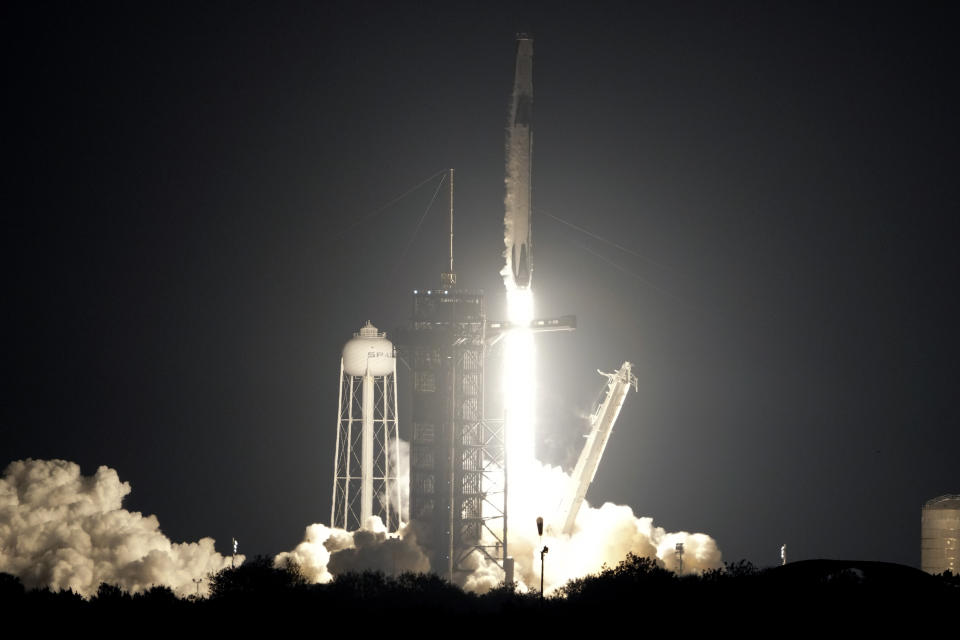 Un cohete Falcon 9 de SpaceX con la cápsula de tripulación Endeavour despega de la plataforma 39A del Centro Espacial Kennedy en Cabo Cañaveral, Florida, el jueves 2 de marzo de 2023. (AP Foto/John Raoux)