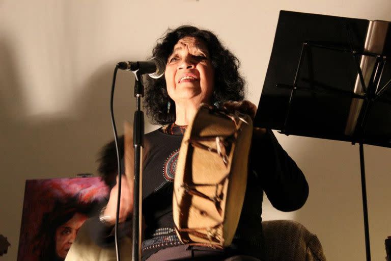 Norma Peralta, cultora del canto con caja, del folklore latinoamericano y hermana de Miguel Abuelo