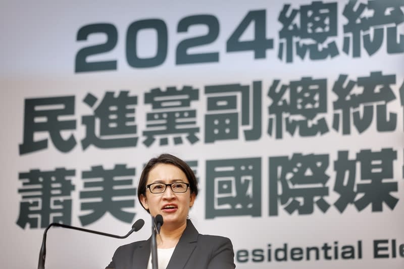 民進黨副總統參選人蕭美琴23日上午在台大醫院國際會議中心出席國際媒體茶敘。（中央社）