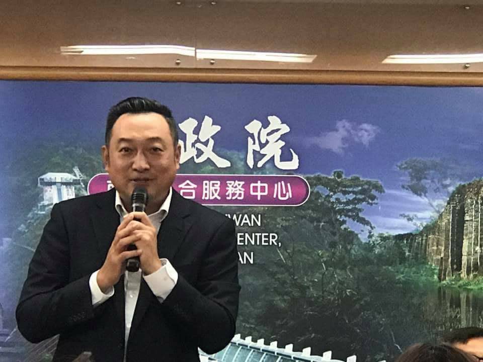 被指涉及/13日餐廳群聚的陳政聞，今(18)日晚間宣布即日起辭去政院南部聯合服務中心執行長職務。   圖：翻攝臉書