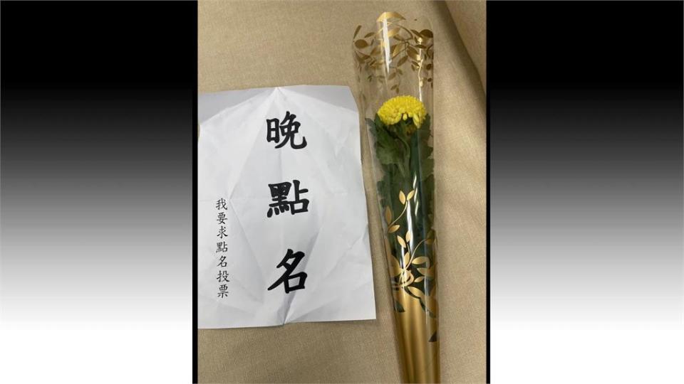 不明人士冒名闖立院「送菊花」　藍委廖偉翔控包庇、沈伯洋回酸