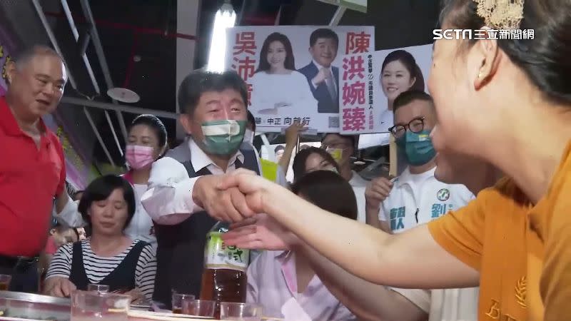 陳時中握手向選民拜票。