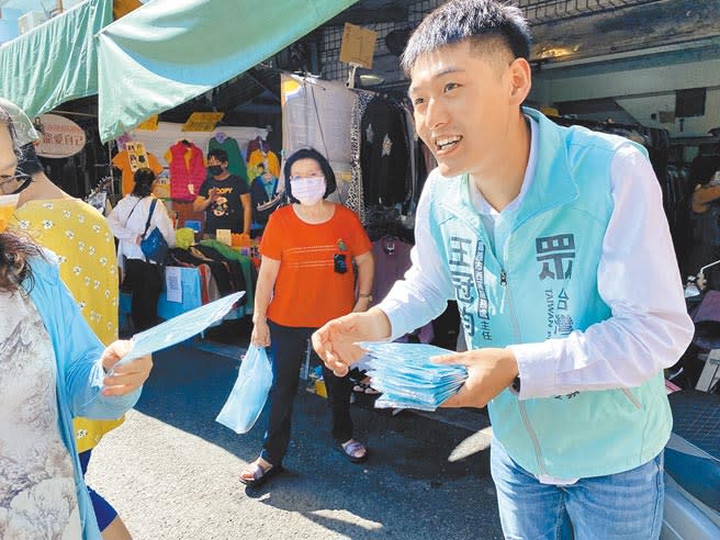 茶二代王冠鈞擬代表民眾黨參選嘉義市議員，常勤跑市場拚人氣。（廖素慧攝）