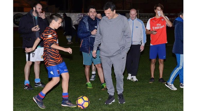 Sergio Massa con su hijo Tomás en una práctica de fútbol, en una imagen de archivo