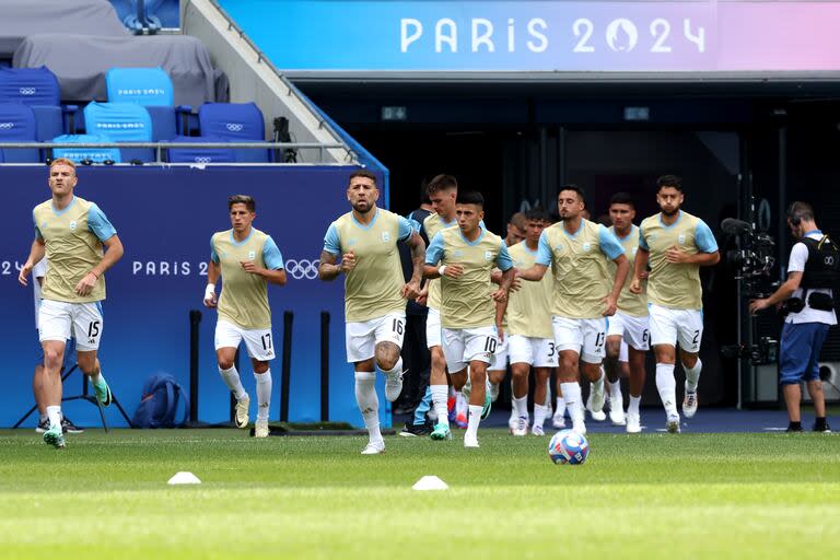 Nicolas Otamendi encabeza el grupo de jugadores argentinos que están en un estadio de Lyon con poco público. (Photo by Claudio Villa/Getty Images)