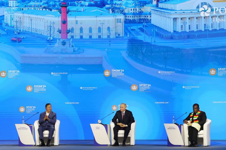 El presidente de Rusia, Vladimir Putin, el presidente de Bolivia, Luis Arce (I), y el presidente de Zimbabue, Emmerson Mnangagwa, asisten al Foro Económico Internacional de San Petersburgo (SPIEF) en San Petersburgo el 7 de junio de 2024.