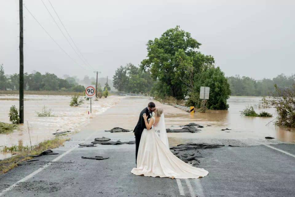 Eine Braut, die an ihrem Hochzeitstag wegen Überschwemmungen festsaß, hat unglaubliche Fotos von ihrem Hochzeitstag geteilt. Foto: Mit freundlicher Genehmigung/Amanda Hibbard
