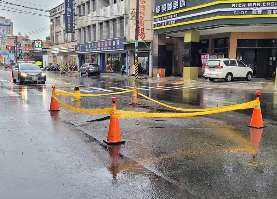 高雄市區17日清晨大雨，鳳山區鳳林路與東福街口的路面突然發生下陷。（圖／警方提供）