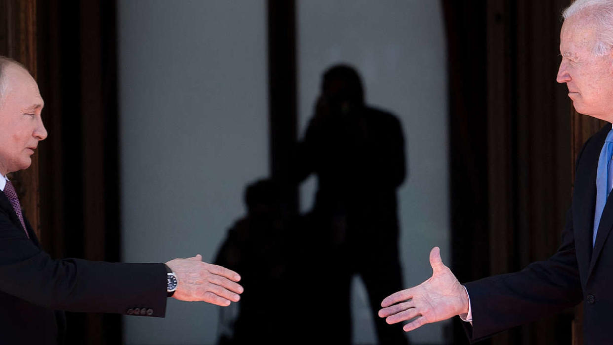 Le président russe Vladimir Poutine (G) serre la main du président américain Joe Biden avant le sommet États-Unis-Russie à la Villa La Grange, à Genève, le 16 juin 2021. (Photo de Brendan Smialowski / AFP)