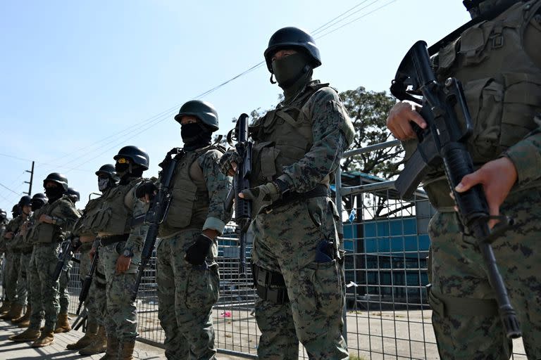 Efectivos de las fuerzas de seguridad de Ecuador, fuera de la prisión Guayas 1, en Guayaquil. (MARCOS PIN / AFP)