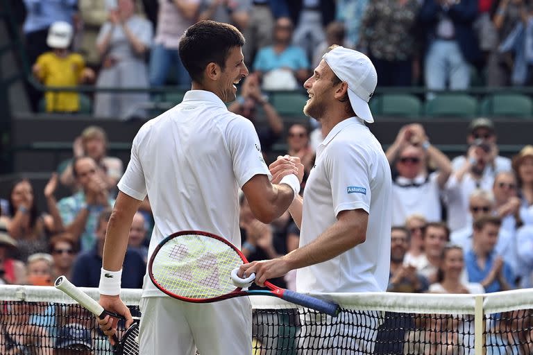 Novak Djokovic y Denis Kudla se saludan apenas consumada la victoria del serbio en la tercera rueda de Wimbledon.