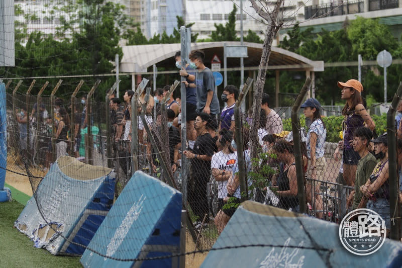 大批學生在場外觀看大專欖球決賽。（圖：體路資料庫）