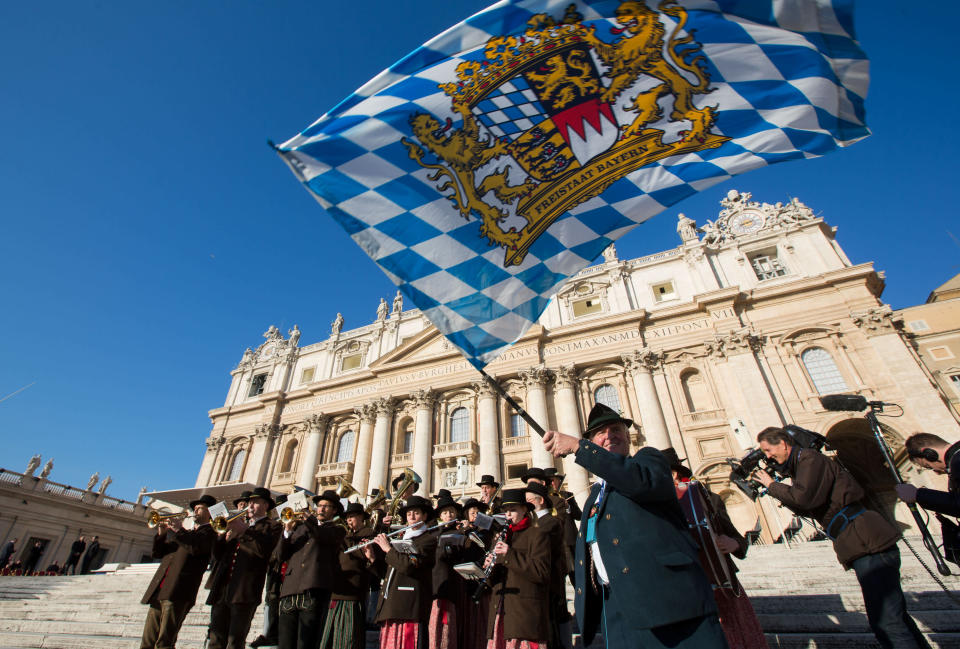 Auch zahlreiche Kardinäle aus aller Welt hatten sich zur Audienz eingefunden. Aus Bayern kamen Hunderte Pilger, um den aus Marktl am Inn stammenden Joseph Ratzinger noch einmal feiern zu können. Unter den Deutschen, die sich für die Audienz angesagt hatten, sind der bayerische Regierungschef Horst Seehofer (CSU) und der Vorsitzende der Deutschen Bischofskonferenz, Robert Zollitsch.