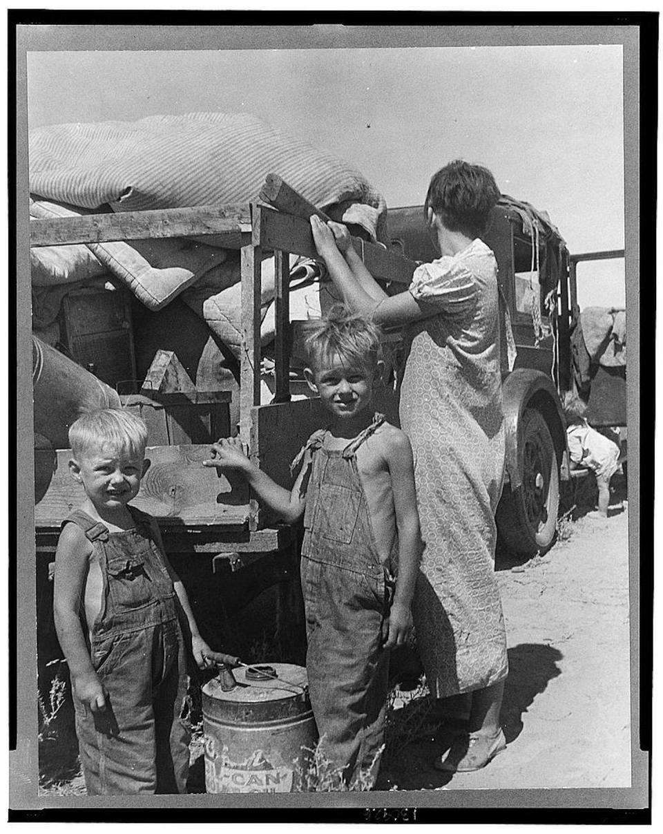 Guthrie knew and sang about the needs of America’s poor, such as this Depression-era impoverished family of nine on a New Mexico highway. <a href="https://tile.loc.gov/storage-services/service/pnp/cph/3c30000/3c30000/3c30900/3c30926v.jpg" rel="nofollow noopener" target="_blank" data-ylk="slk:Dorothea Lange, photographer; Library of Congress;elm:context_link;itc:0;sec:content-canvas" class="link ">Dorothea Lange, photographer; Library of Congress</a>