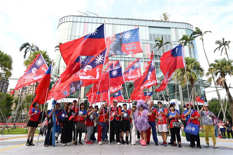 民眾帶國旗、韓國瑜旗幟及截（圖／記者鄭孟晃攝影）