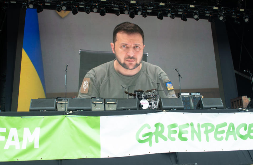 Volodymyr Zelenskyy addresses Glastonbury crowd and reminds them how lucky they are to have their freedom credit:Bang Showbiz