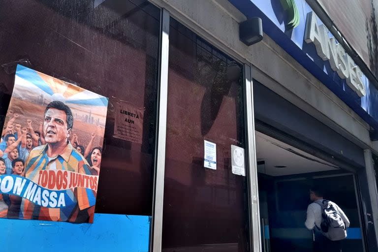 Propaganda a favor de Massa en una oficina de Anses del centro porteño