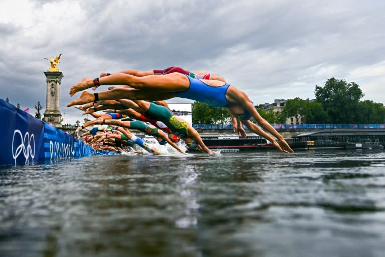 Triatletas se lanzan al agua durante el triatlón olímpico, en París, el 31 de julio de 2024 (MARTIN BUREAU)