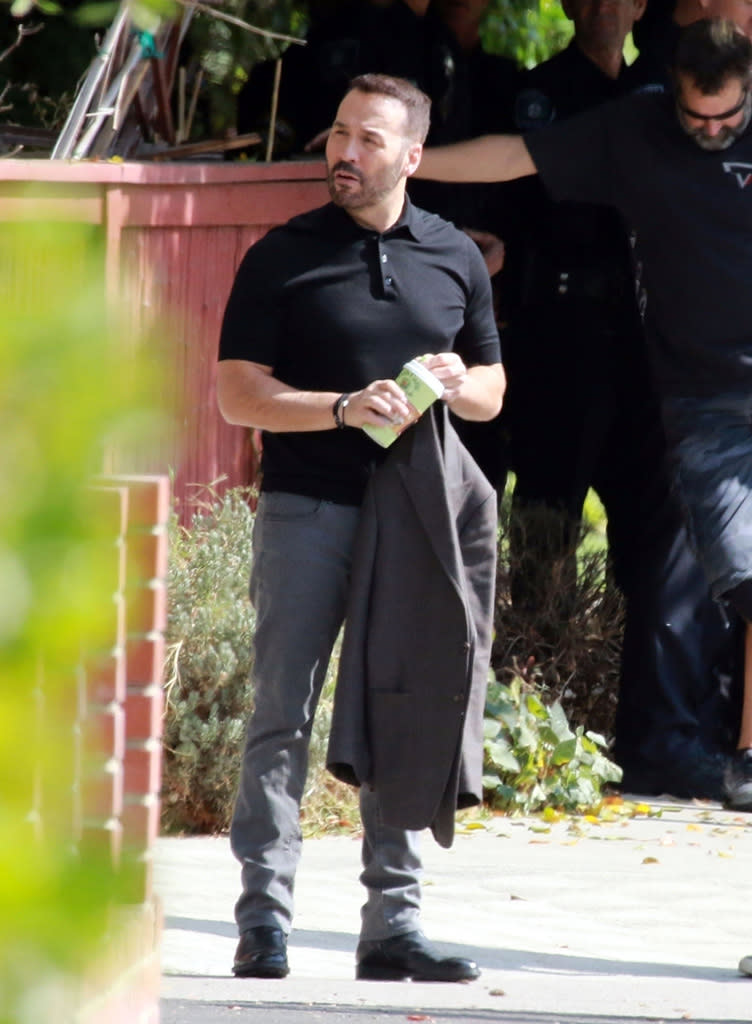Jeremy Piven is seen on the Los Angeles set of <i>Wisdom of the Crowd</i> on Nov. 1. (Photo: Backgrid)