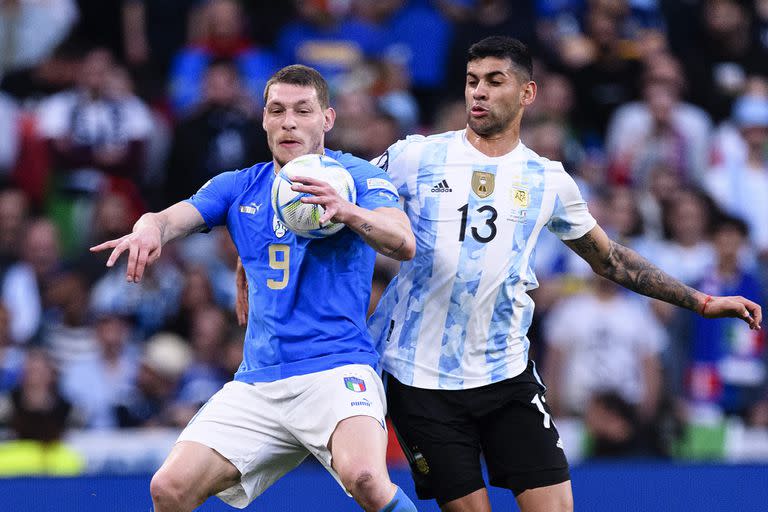 Cristian "Cuti" Romero muestra múltiples recursos en la defensa; se volvió indiscutible casi desde el debut en el seleccionado argentino