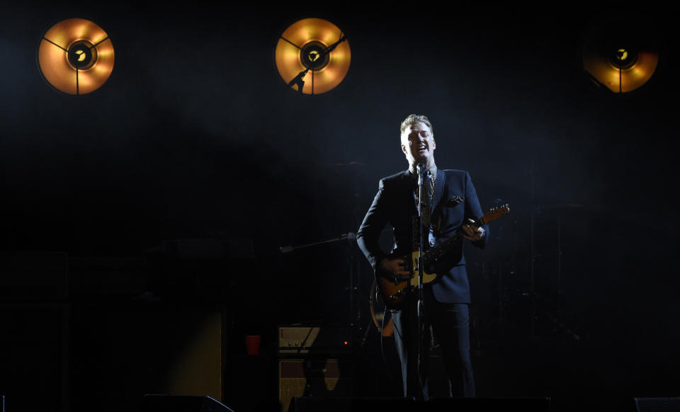 Josh Homme, de Queens of the Stone Age, toca durante un concierto en memoria del difunto rockero Chris Cornell, "I Am The Highway: A Tribute to Chris Cornell", el miércoles 16 de enero del 2019 en The Forum, en Inglewood, California. (Foto por Chris Pizzello/Invision/AP)