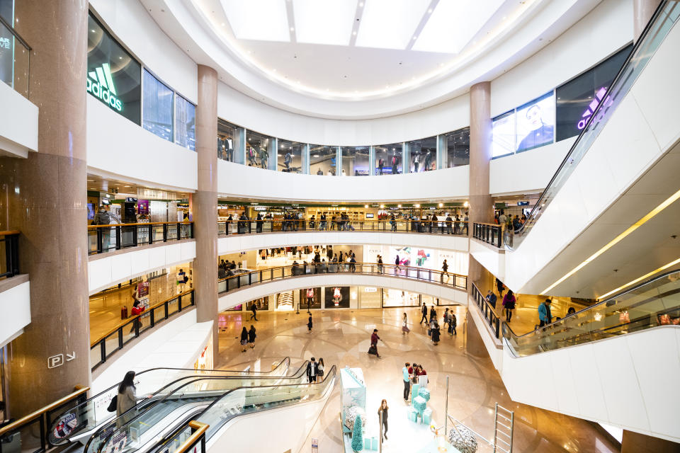 Las astutas e inteligentes razones por las que los centros comerciales no tienen ventanas. Foto: Getty Images. 