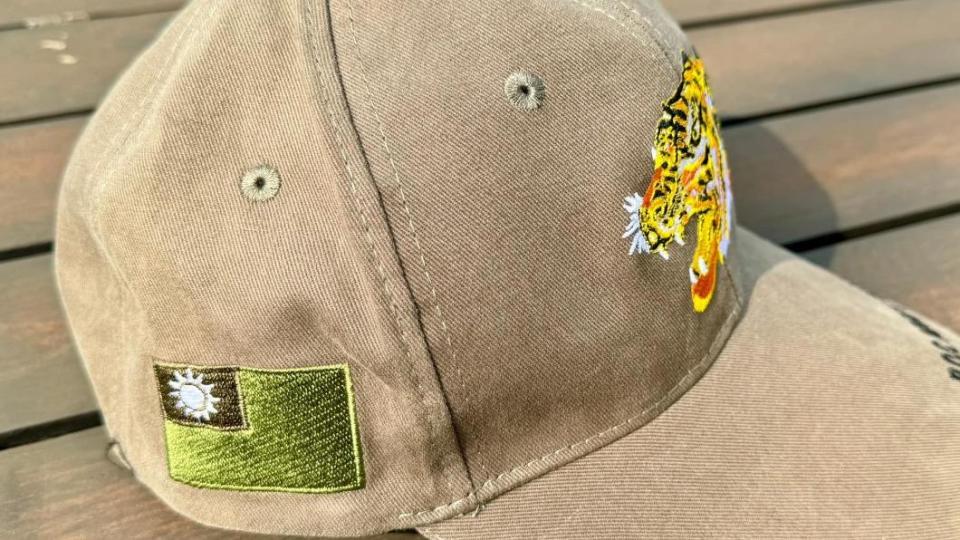 國軍關渡指揮部帽子上的國旗變成「黑天白日滿地綠」。（圖／翻攝自蔡正元臉書）