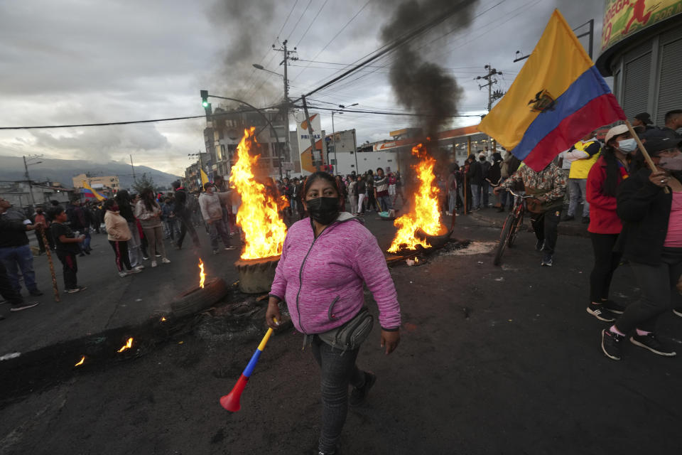 Manifestantes levantan barricadas en medio de protestas contra el gobierno del presidente Guillermo Lasso en Quito, Ecuador, el lunes 20 de junio de 2022. (Foto AP/Dolores Ochoa)