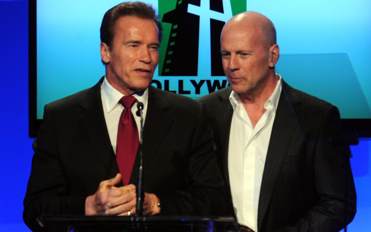 "Terminator"-Darsteller Arnold Schwarzenegger (links) weiß die Entscheidung seines Schauspiel-Kollegen und guten Freundes Bruce Willis, sich nach seiner erschütternden Diagnose aus dem Filmgeschäft zurückzuziehen, zu würdigen. Schwarzenegger singt ein Loblied auf Willis, den "großen, großen Star". (Bild: 2010 Getty Images/Alberto E. Rodriguez)