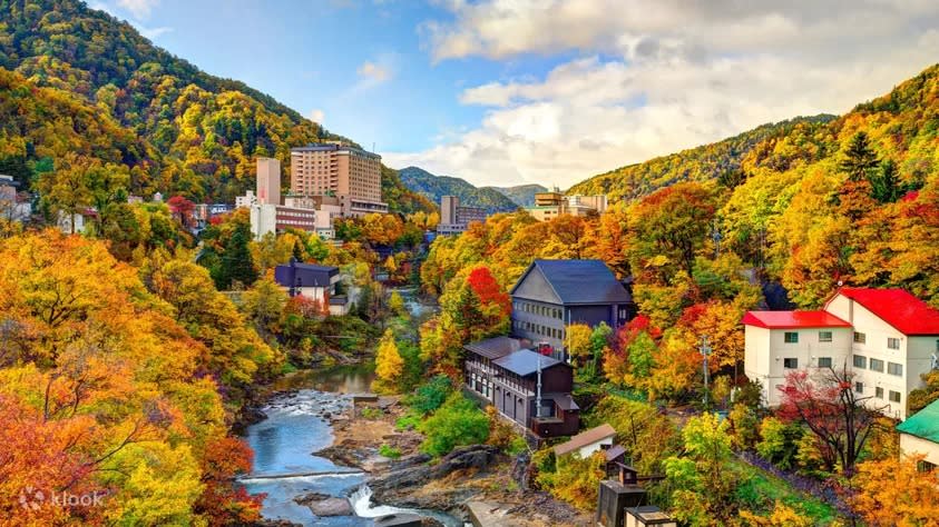 Houheikyou & Fukidashi park Autumn Maple One-Day Tour from Sapporo. (Photo: Klook SG)