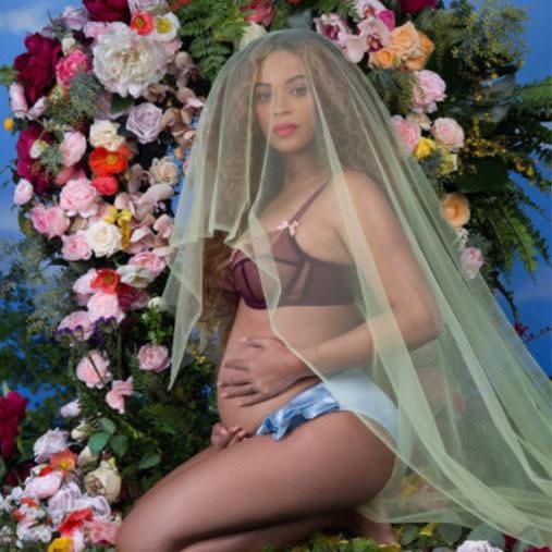 Beyonces überraschende Ankündigung wurde durch einen wunderschönen Schnappschuss begleitet, auf dem sie ihren Bauch hält. Bild: Instagram/beyonce