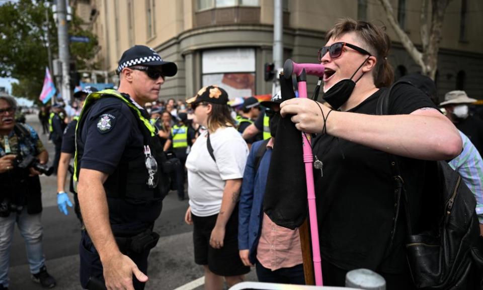 Unterstützer von Transgender-Rechten werden während einer Kundgebung vor dem Parlamentsgebäude in Melbourne von der Polizei zurückgehalten
