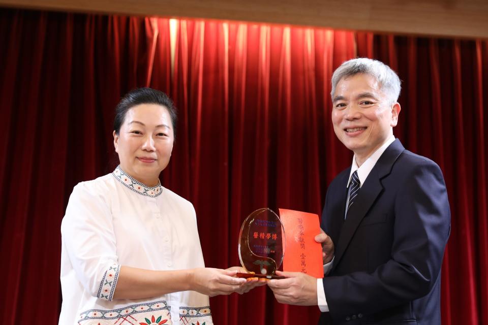 花蓮縣縣長徐榛蔚頒發第16屆醫療奉獻獎給花蓮慈院復健醫學部主任梁忠詔。