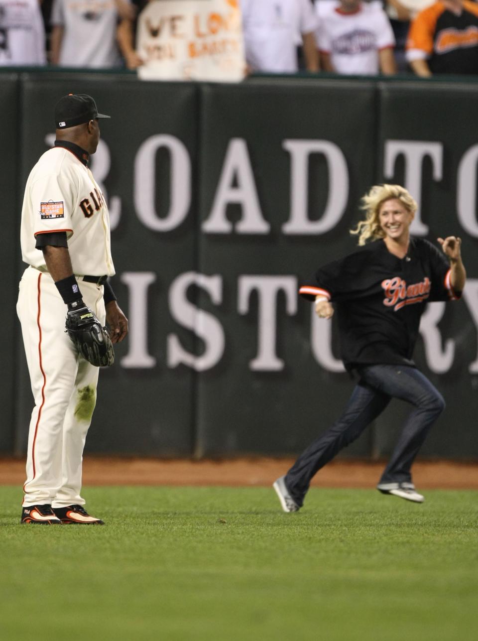 A fan runs out to Barry Bonds #25 of the San Francisco Giants during the sixth inning against the San Diego Padres during a Major League Baseball game on September 26, 2007 at AT&T Park in San Francisco, California. (Photo by Jed Jacobsohn/Getty Images)