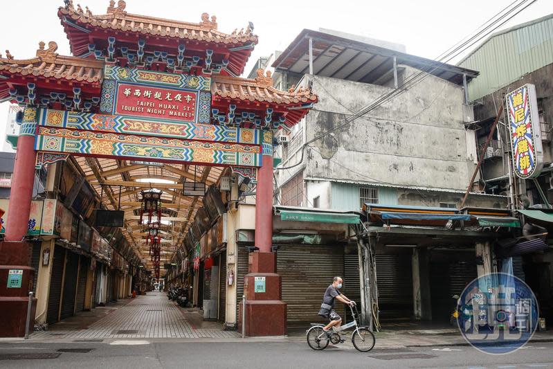 萬華是此次疫情的熱區之一，往昔街上熱鬧轉為冷清。