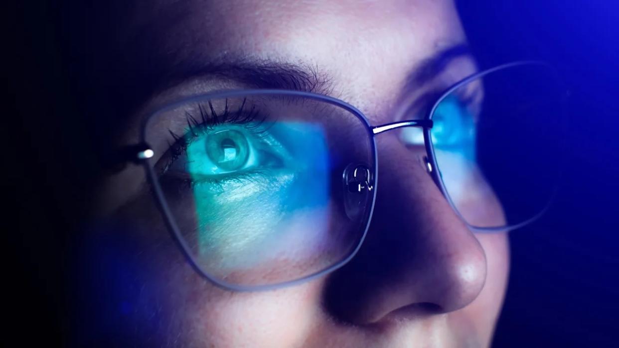 Los lentes con filtro para la luz azul no ayudan a proteger los ojos, según un estudio