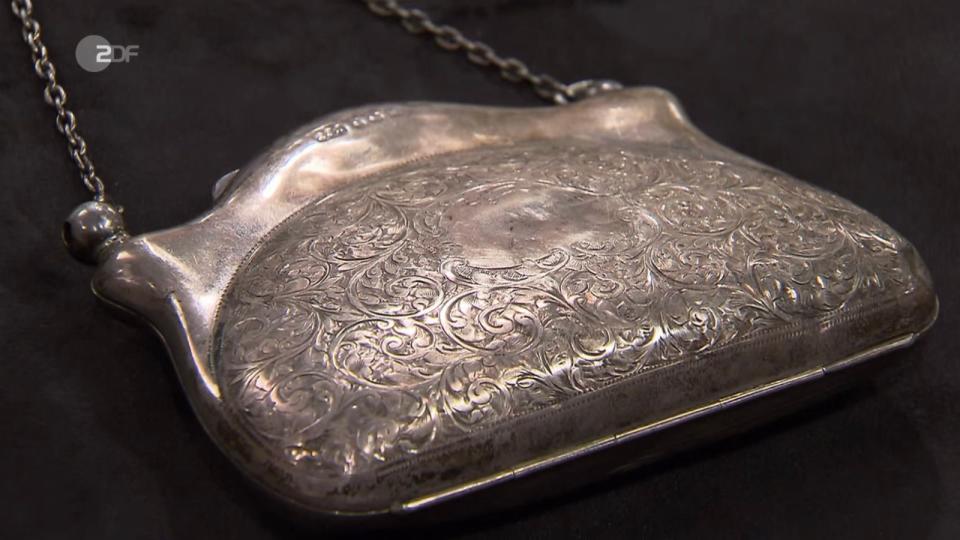 Ein englisches Finger-Täschchen aus 925er Silber von 1912 ging für 170 Euro an David Suppes, womit Dr. Heide Rezepa-Zabel mit ihrer Expertise von 150 bis 180 Euro goldrichtig lag. (Bild: ZDF)