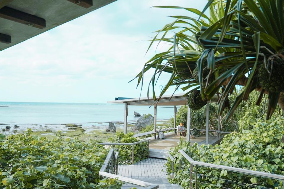 木造涼亭風情的海邊露台，可以吹著潮風、慵懶放空。