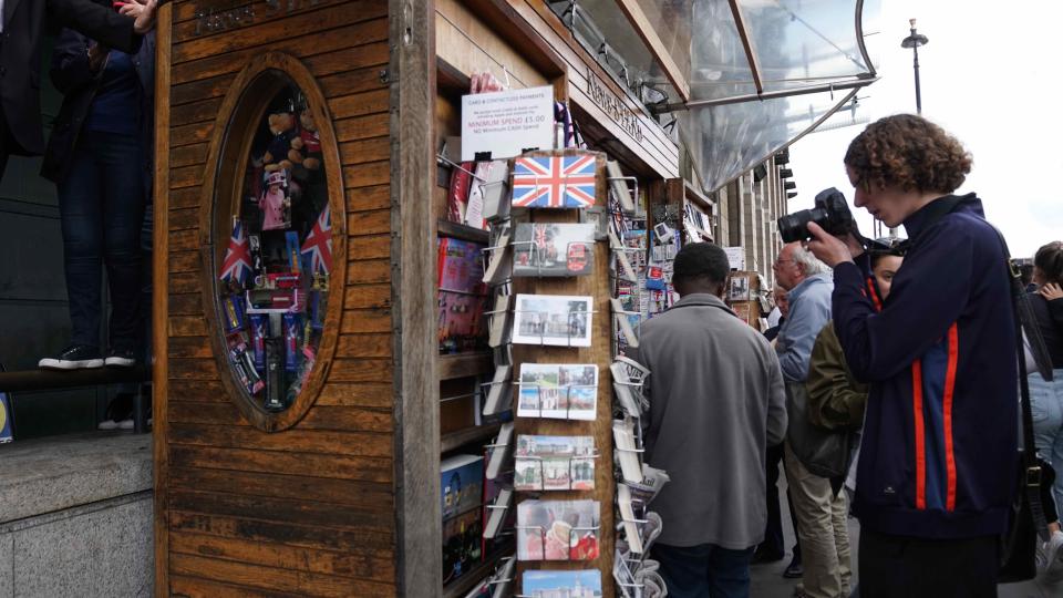 Nearby newspaper stalls that have been open for more than 100 years, as well as selling newspapers, postcards, and gold coins related to the queen are selling well.