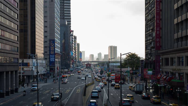 網友抱怨打算訂台北車站附近的一間青年旅館時，發現兩個床位竟然要價15489元，對此業者緊急澄清。（示意圖／記者陳弋攝影）