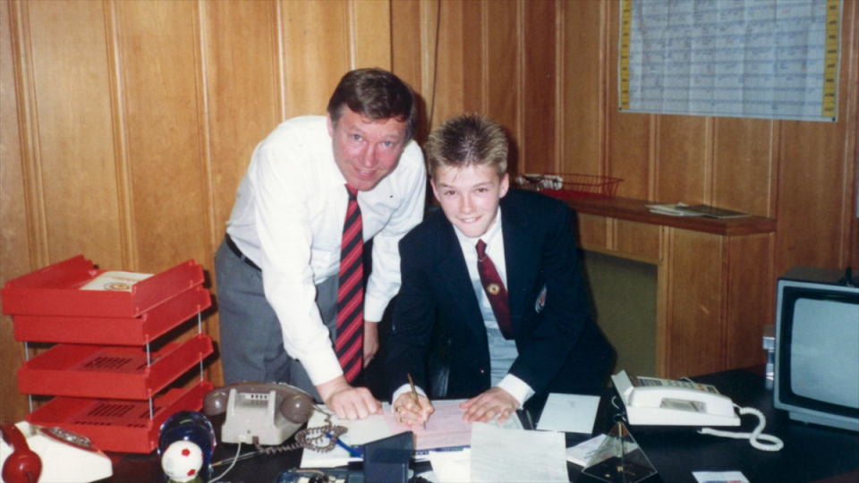 David Beckham signing his first Manchester United contract alongside Alex  Ferguson (Beckham Netflix Documentary)