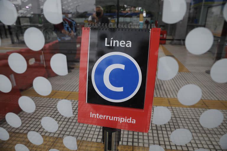 El sindicato de los metrodelegados anunció para mañana la apertura de molinetes de 20 a 21 en estaciones Constitución y Retiro de la Línea C; desde las 21 hasta la finalización de la jornada la línea C se encontrará interrumpida