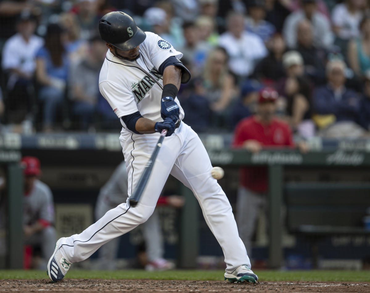 Mariners' Mitch Haniger fouls pitch off left knee, suffers bruise